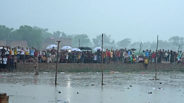 مواطنون هنود يقفون على حافة الطريق أثناء زيارة مسؤولين لمكان حادث التدافع الذي أودى بحياة العشرات شمال الهند. التاريخ: 3 يوليو 2024 
