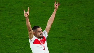 شادی گل جنجالی مریح دمیرال، مدافع تیم ملی ترکیه مقابل اتریش در یورو۲۰۲۴ که نماد گرگ‌های خاکستری را به نمایش گذاشت