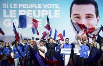 Fransız aşırı sağcı Ulusal Ralli lideri Marine Le Pen, solda ve yaklaşan Avrupa seçimleri için partinin baş adayı Jordan Bardella.