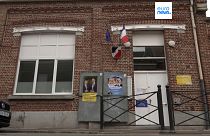 Wahlkampfplakate der Kandidaten von LREM, Gérald Darmanin, und RN, Bastien Verbrugghe, im zehnten Wahlkreis des Departements Nord in Tourcoing am 3. Juli 2024. 