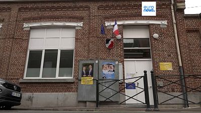Manifesti della campagna elettorale del candidato LREM Gérald Darmanin e del candidato RN Bastien Verbrugghe nella decima circoscrizione elettorale del Nord, Tourcoing, il 3 luglio 2024. 