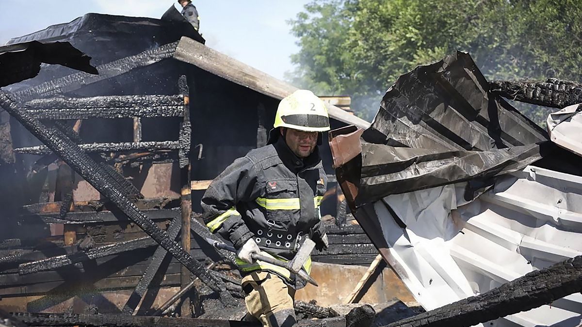 رجال الإنقاذ يعملون في موقع مبنى تضرر خلال الهجوم الصاروخي الروسي في دنيبرو، أوكرانيا