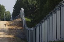 área de um muro metálico recentemente construído na fronteira entre a Polónia e a Bielorrússia, perto de Kuznice, Polónia, quinta-feira, 30 de junho de 2022. 