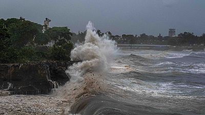 Ondas do furacão Beryl atingem o paredão em Santo Domingo, República Dominicana, terça-feira, 2 de julho de 2024. 