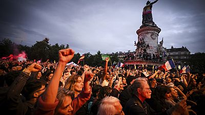 Manifestantes cerram os punhos durante uma concentração na praça da República, num protesto contra a extrema-direita, quarta-feira, 3 de julho de 2024, em Paris.