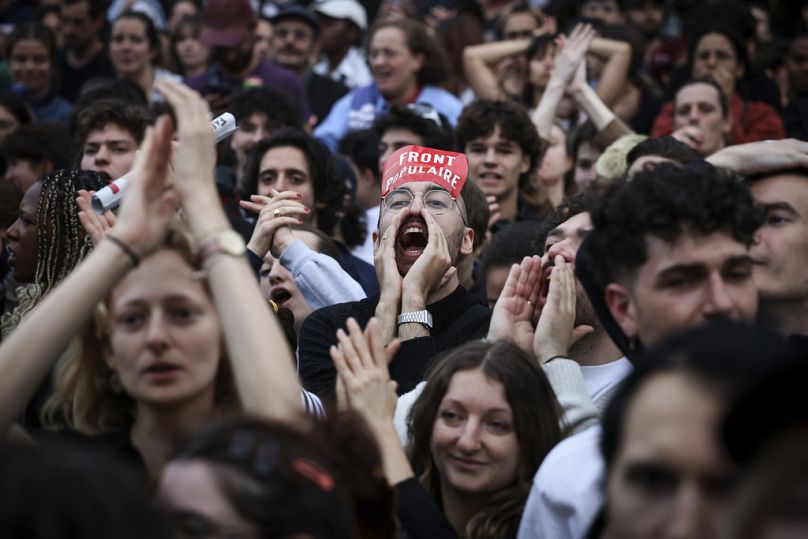 Um apoiante do partido de esquerda  Nova Frente Popular Popular  grita durante a manifestação contra a extrema-direita. Quarta-feira, 3 julho 2024, Paris