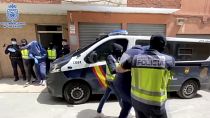 ARCHIVO: En este video publicado por la Policía Nacional española, que muestra a la policía escoltando a presuntos extremistas egipcios en Almería, el 21 de abril de 2020.