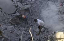 Palestinos buscan cadáveres y supervivientes entre los escombros de un edificio residencial destruido en un ataque aéreo israelí en Jan Yunis, Gaza, el 3 de julio de 2024.