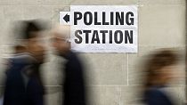 Un signe indiquant un bureau de vote en Angleterre