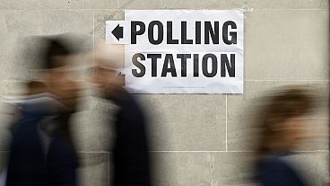 Un signe indiquant un bureau de vote en Angleterre