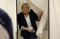 Η ηγέτιδα της γαλλικής ακροδεξιάς Μαρίν Λεπέν βγαίνει από την κάλπη πριν από την ψηφοφορία για τις ευρωεκλογές, 9 Ιουνίου 2024