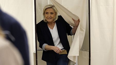 Die französische Rechtsextremistin Marine Le Pen verlässt die Wahlkabine vor der Stimmabgabe bei den Europawahlen, 9. Juni 2024