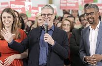 Keir Starmer, a brit Munkáspárt vezetője (középen) egy whitlandi kampányrendezvényen, Walesben 2024. július 3-án. 