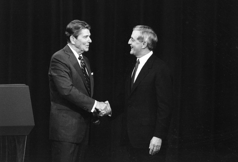 Präsident Ronald Reagan, links, und sein demokratischer Herausforderer Walter Mondale schütteln sich vor der Debatte in Kansas City, Mo., 22. Oktober 1984, die Hände: