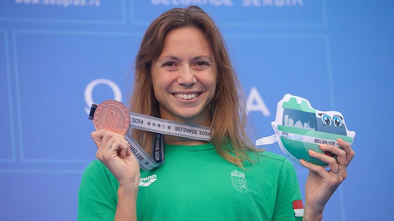 A Forbes-lista egyik hölgytagja, a bronzérmes Kapás Boglárka a női 200 méteres pillangóúszás eredményhirdetésén a belgrádi vizes Európa-bajnokságon 2024. június 23-án.