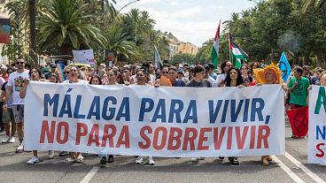 Manifestantes sostienen una pancarta que dice 'Málaga para vivir, no para sobrevivir' el 29 de julio de 2024.