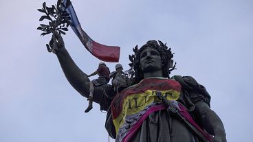 تمثال الجمهورية في باريس يلفه العلم الفرنسي أثناء مظاهرة ضد اليمين المتطرف. التاريخ 3 يوليو 2024 