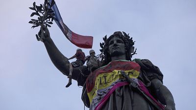 تمثال الجمهورية في باريس يلفه العلم الفرنسي أثناء مظاهرة ضد اليمين المتطرف. التاريخ 3 يوليو 2024 