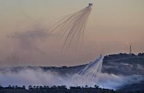 ARCHIVO - Proyectiles explotan sobre Dahaira, una aldea fronteriza libanesa con Israel, en el sur del Líbano, el 16 de octubre de 2023.