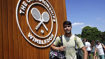 El español Carlos Alcaraz camina tras una sesión de entrenamiento en los Campeonatos de Wimbledon, 25 de junio de 2024.