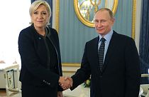 Marine Le Pen, a francia választásokat megnyerő ellenzéki Nemzeti Tömörülés frakcióvezetője és Vlagyimir Putyin 2017-ben