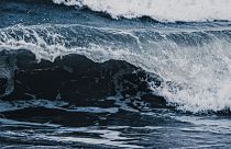 Las olas chocan contra la costa española, que podría sufrir un gran tsunami dentro de 30 años. 