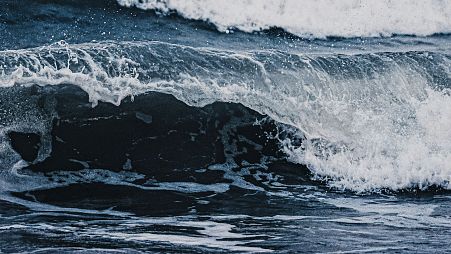 Las olas chocan contra la costa española, que podría sufrir un gran tsunami dentro de 30 años. 