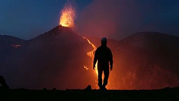 Vulkan Ätna auf Sizilien in Italien schickt Lavaströme gen Tal