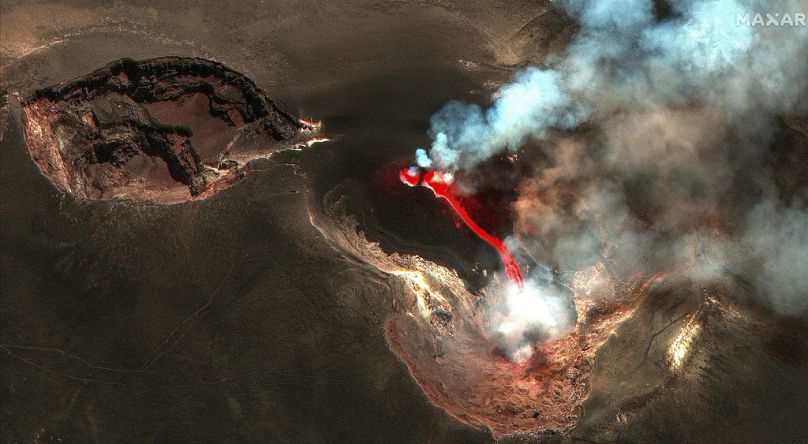 Image infrarouge en couleur publiée par Maxar Technologies montre la lave s'écoulant du volcan Etna en éruption, en Sicile, le 4 juillet 2024.