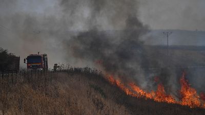 رجال الإطفاء يعملون على إخماد حريق في أعقاب هجوم حزب الله على منطقة في مرتفعات الجولان التي تحتلها إسرائيل