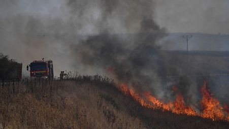 رجال الإطفاء يعملون على إخماد حريق في أعقاب هجوم حزب الله على منطقة في مرتفعات الجولان التي تحتلها إسرائيل