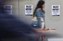 Une affiche dans les rues de Paris appelant à voter 