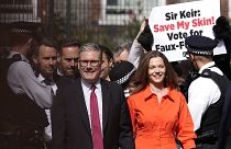 زعيم حزب العمال كير ستارمر وزوجته يصلان مكتب الاقتراع للإدلاء بصوتهما في الانتخابات العامة  تاريخ 04.07.2024 