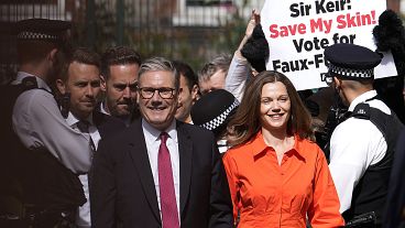 زعيم حزب العمال كير ستارمر وزوجته يصلان مكتب الاقتراع للإدلاء بصوتهما في الانتخابات العامة  تاريخ 04.07.2024 
