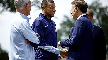  El presidente francés Emmanuel Macron, a la derecha, estrecha la mano de Kylian Mbappe junto al seleccionador Didier Deschamps en París, el 3 de junio de 2024.