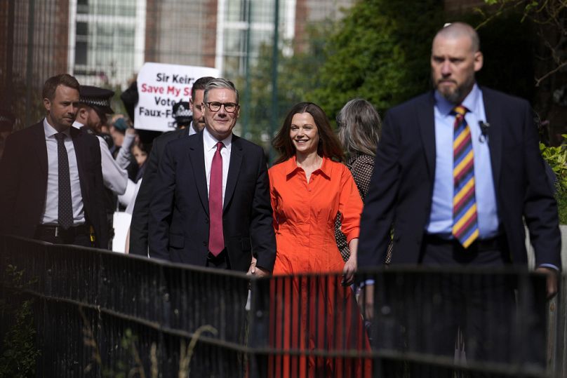 Keir Starmer, leader du parti travailliste britannique, et son épouse Victoria arrivent pour voter dans un bureau de vote à Londres, le 4 juillet 2024