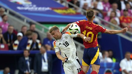 Alemania y España luchan por un balón