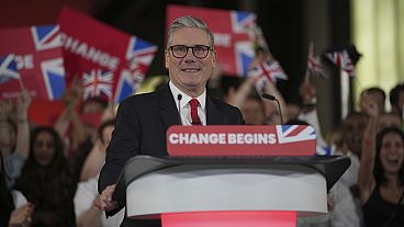 زعيم حزب العمال كير ستارمر يتحدث إلى مؤيديه في تيت مودرن في لندن، الجمعة 5 يوليو 2024. 