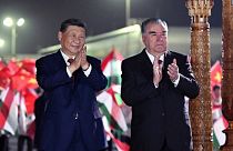 الرئيس الطاجيكي إمام علي رحمان إلى جانب الرئيس الصيني شي  شي جينبينغ