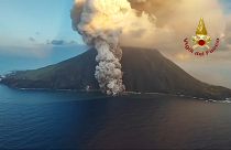 Flüssiges Gestein fließt den Vulkan Stromboli hinab ins Meer.