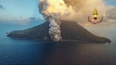 Flüssiges Gestein fließt den Vulkan Stromboli hinab ins Meer.