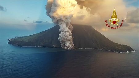 Actividad del volcán Stromboli en imágenes tomadas desde el helicóptero de los bomberos italianos.