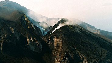 Vista aérea do vulcão da ilha de Stromboli durante a atividade eruptiva no sul de Itália, quarta-feira, 28 de fevereiro de 2007.