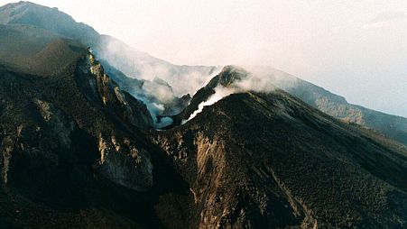 Vista aérea do vulcão da ilha de Stromboli durante a atividade eruptiva no sul de Itália, quarta-feira, 28 de fevereiro de 2007.