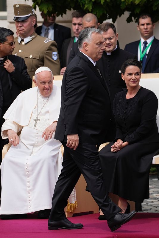 Ferenc pápa a Sándor-palota előtt Novák Katalin és Orbán Viktor társaságában, 2023 áprilisában
