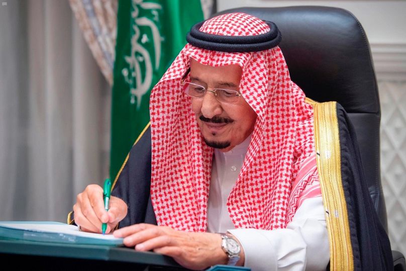Szalman király aláírja Szaúd-Arábia költségvetését, 2020 decemberében