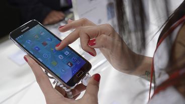 Μια γυναίκα χρησιμοποιεί ένα τηλέφωνο Samsung στη Βαρκελώνη, Ισπανία. 