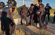 لحظة اقتحام عناصر من الشرطة الإسبانية مقاطعات ألباسيتي وتيرويل وفالنسيا الواقعة في إقليم كتالونيا