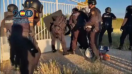 لحظة اقتحام عناصر من الشرطة الإسبانية مقاطعات ألباسيتي وتيرويل وفالنسيا الواقعة في إقليم كتالونيا