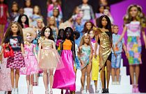 Κούκλες Barbie εκτίθενται στον εκθεσιακό χώρο της Mattel στην έκθεση παιχνιδιών στη Νέα Υόρκη